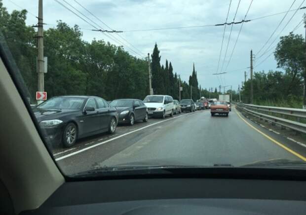 ДТП в Крыму: в гигантских пробках автомобили умылись дождём (фото, видео)