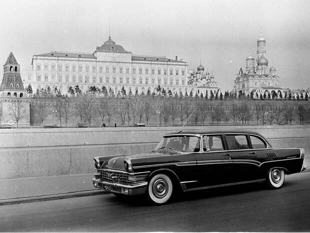 Пробный пробег нового автомобиля ЗИЛ-111 по городу. Валентин Хухлаев, 23 марта 1959 года, г. Москва, из архива Валентина Хухлаева.