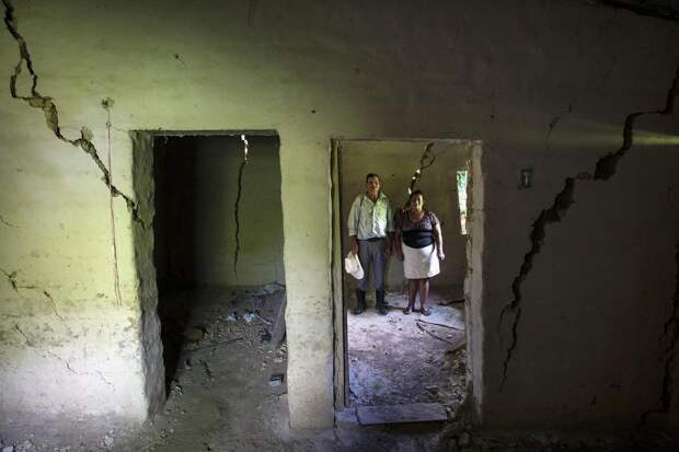 Люди скорбят о городке, который был погребен оползнем