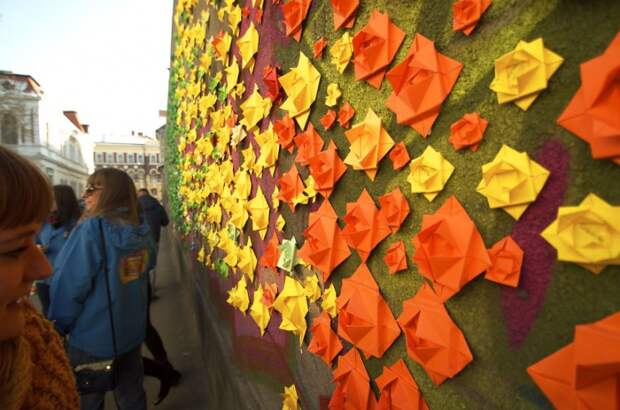 Стена оригами в Румынии инсталляция, оригами, румыния