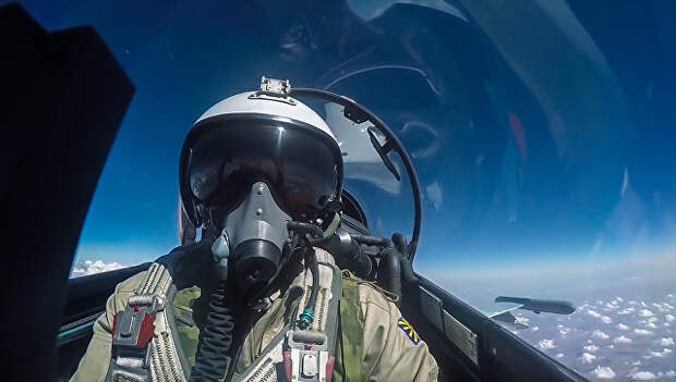 Пилот истребителя Су-30 ВКС РФ во время боевого вылета в Сирии Пилот истребителя Су-30 ВКС РФ во время боевого вылета в Сирии
