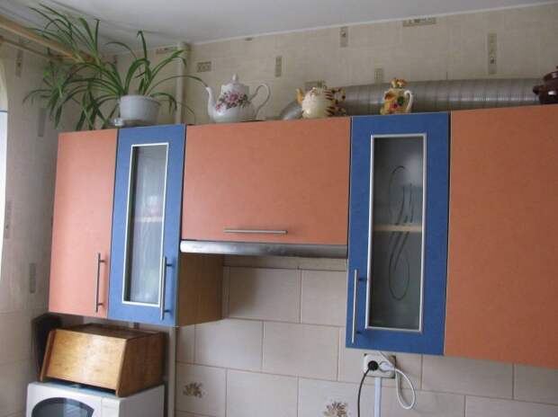 Оранжево-синяя бюджетная кухня в хрущевке (12 фото)