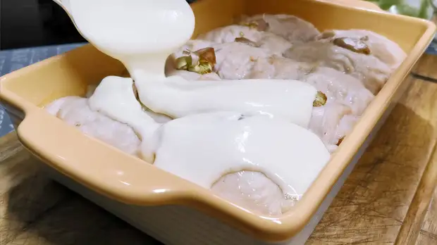 Завернула и запекла под соусом. Как я готовлю сочную куриную грудку с начинкой в духовке