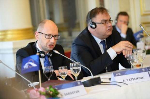 Украинские политологи попросили Яценюка «заткнуть поганую кровавую пасть»
