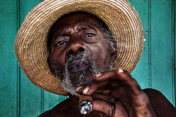 Кубинец, курящий сигару Cohiba глаза, красота, народы мира, фото