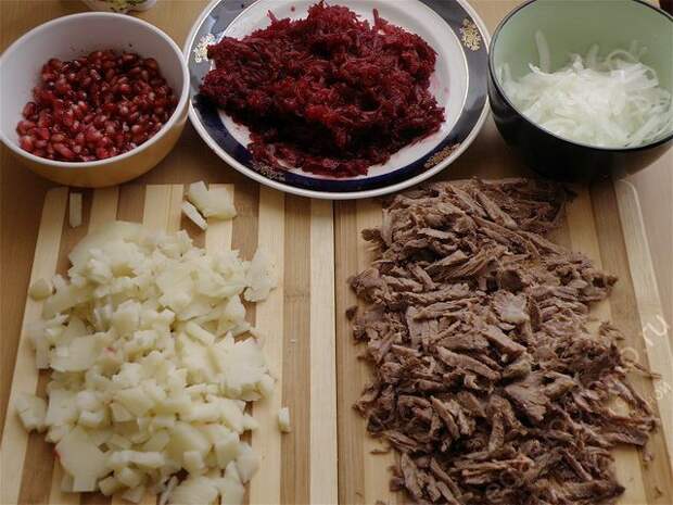 Картофель, мясо соломкой, свекла на крупной терке, гранат очистить, лук маринованный. пошаговое фото этапа приготовления гранатового салата