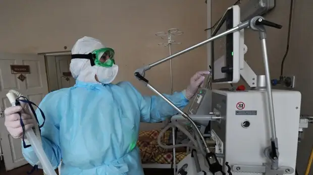 «Среди всех вариантов SARS-CoV-2»: Минздрав назвал «омикрон» самым заразным штаммом COVID-19