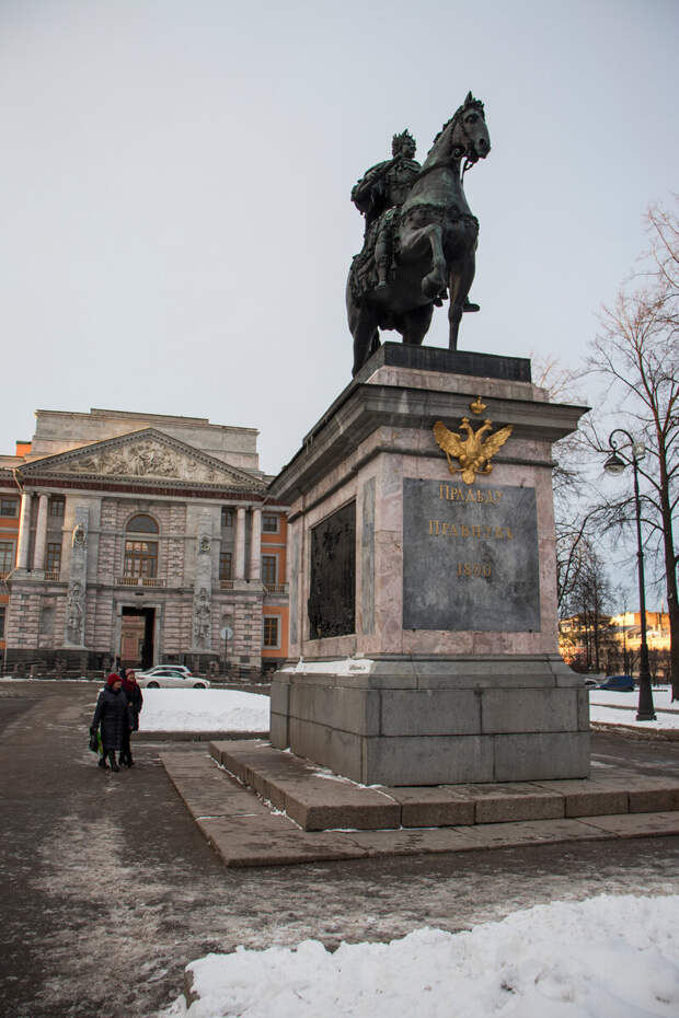 Почему петербуржцы и туристы надраили сапоги Петру I до зеркального блеска