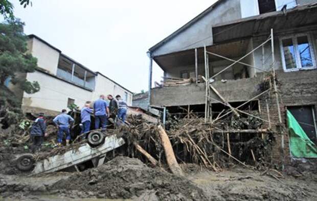 Число жертв наводнения в Тбилиси возросло до 15 человек