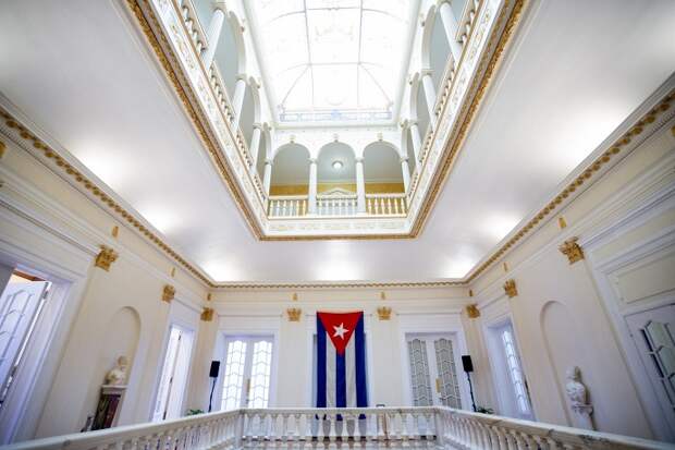 Последний кубинский флаг, снятый с посольства Кубы в Вашингтоне 3 января 1961 года, в новом здании посольства