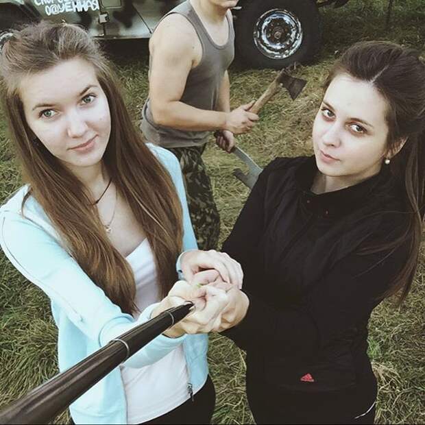 Когда достали всех своей сэлфи-палкой внезапно, задний план, прикол
