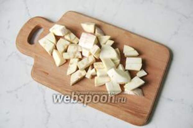 Белые баклажаны помыть и нарезать кубиками.