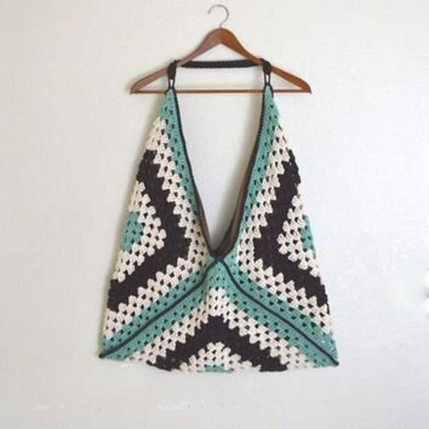 Источник: https://wanelo.co/p/13275979/granny-square-bag-large-hand-crochet-cotton-market-beach-tote-handbag-white-sea-blue-and-brown-stripe