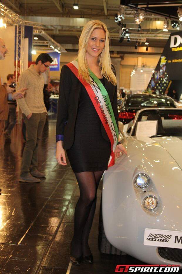 Девушки с автосалона Essen Motor Show (72 фото)