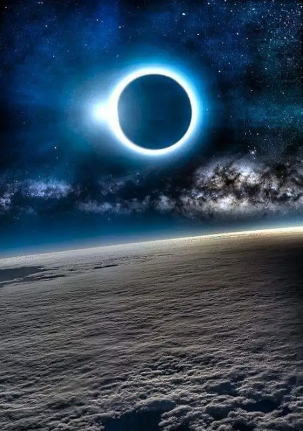 Лунное затмение фото из космоса
