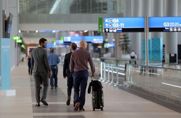 Летевшие в Дубай россияне застряли в Баку после экстренной посадки