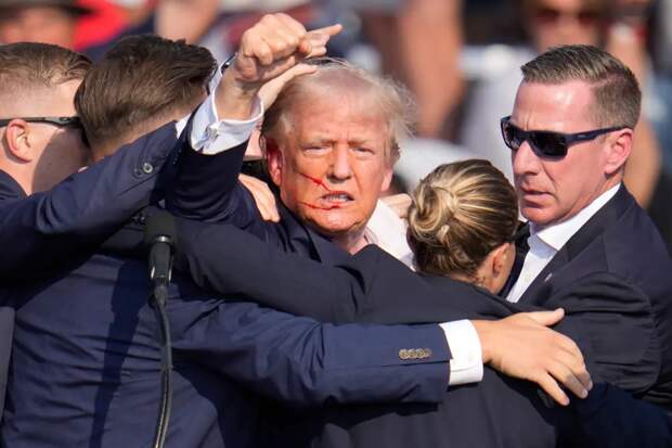 По официальной версии во время выступления в Пенсильвании на Трампа было совершено покушение. С примерно 120 метров стрелок произвел предположительно 4 выстрела из винтовки типа AR-15.-2