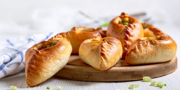 Румяные расстегаи с фаршем и овощами: рецепт