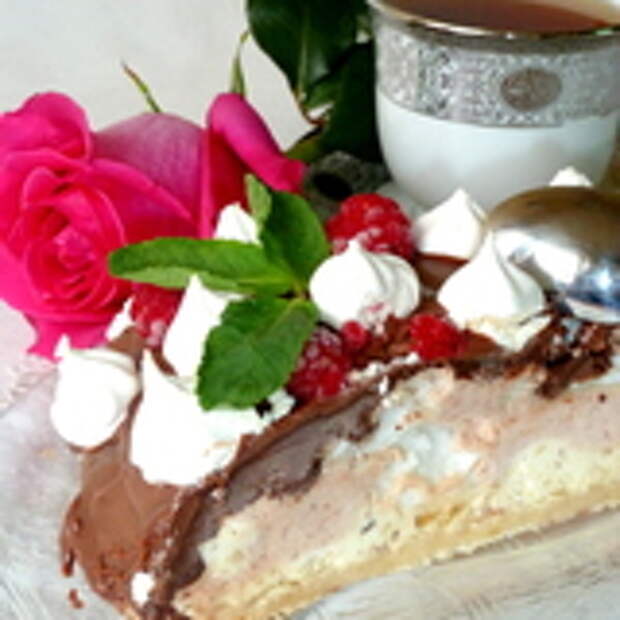 Торт - мороженое с меренгами и орехами  " Клубничный унисон"
