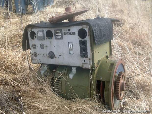 Свалка техники в полях (17 фото)