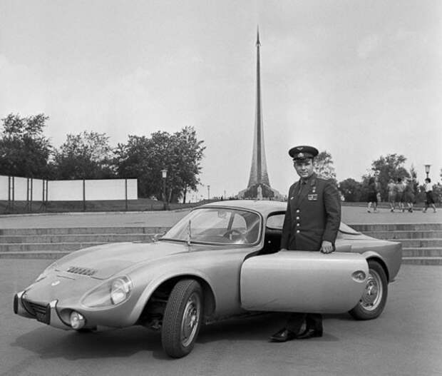 Гагарин и спортивный автомобиль Matra Djet.