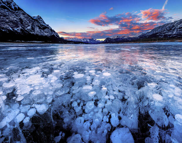 Пузырьки метана в замерзшем озере, Канада