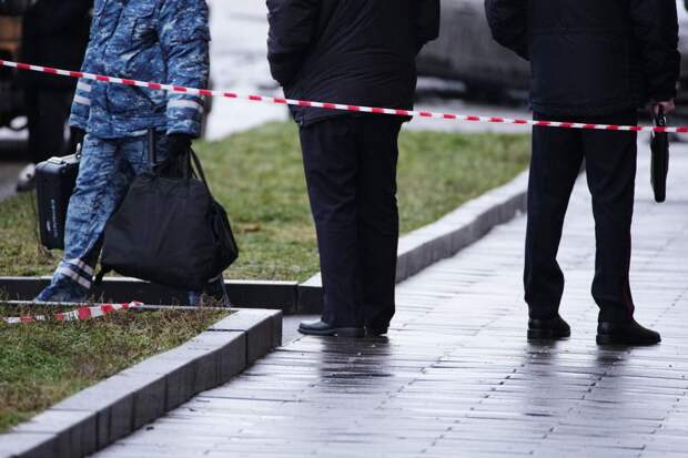 В Орске подростки обнаружили младенца в автолюльке около отдела полиции