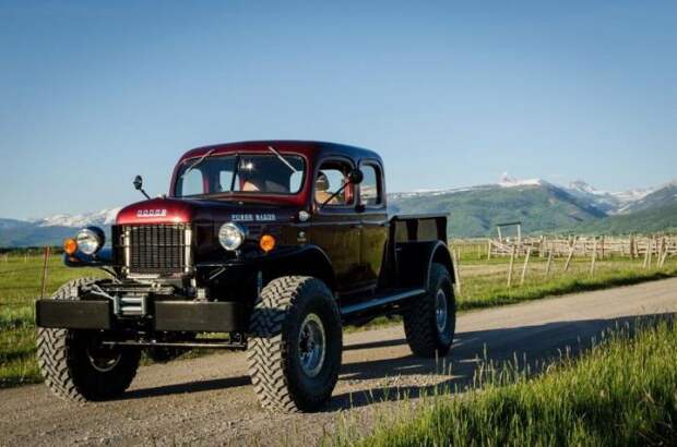 Крутой 70-летний Dodge Power Wagon с мощным двигателем