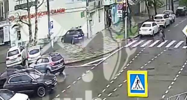 После аварии у мэрии Краснодара женщина скончалась в реанимации