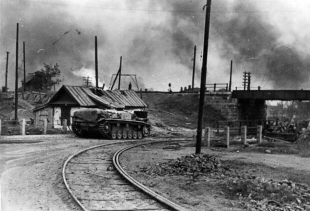 StuG III держит под обстрелом улицу Краснознаменскую. Сентябрь 1942.