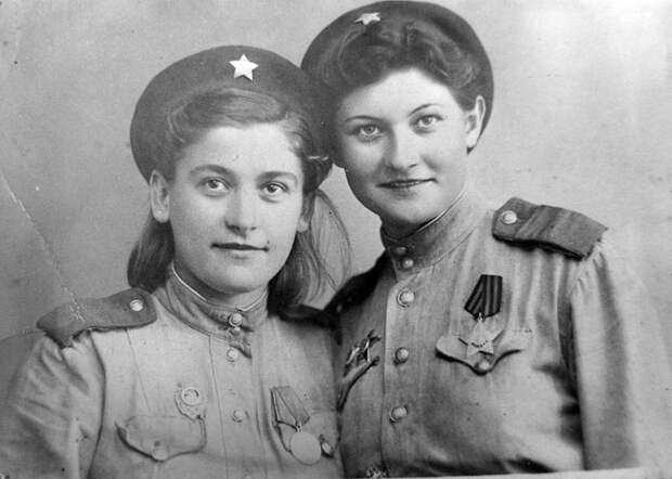 Снайпер Нина Коваленко (справа). Фотография