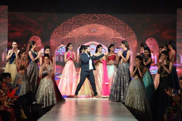 VJ Andy entertaining the event and the models wearing the Midnight collection, hues of India, Shes got the blues and birds of paradise collection