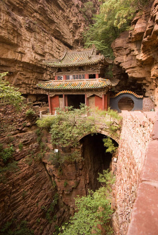 Здание является частью храмового комплекса на горе Каньян (Mount Cangyan) и располагается на высоте более 50 метров. Под мостом, сложенном из 365 каменных блоков, проходит лестница, ведущая на вершину горы.