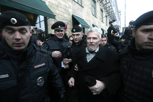 Эдуард Лимонов (в центре) во время задержания на несанкционированной акции "Стратегия-31" на Триумфальной площади