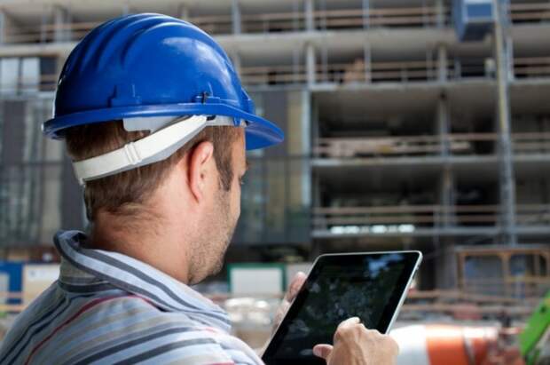 Depositphotos Construction specialist using tablet 6600063 l 700x465 Строитель в каске с планшетом   Builder in helmet with tablet