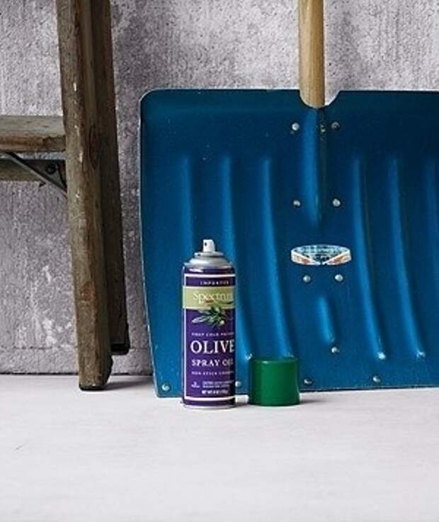 Распылите кулинарный спрей на лопату для уборки снега Распылите кулинарный спрей на лопату для уборки снега