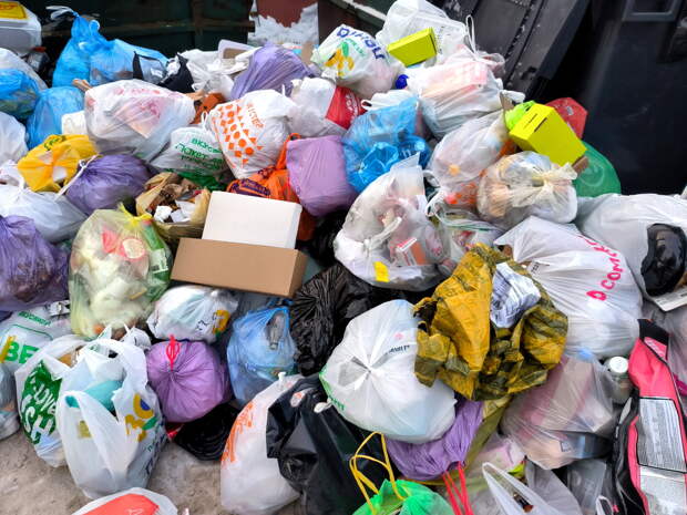Житель Красноярска заставил свою квартиру мусором до потолка и исчез