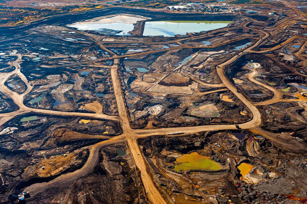 Богатая гудроном зона в Альберте, Канада, уничтоженная горной промышленностью и токсическими отходами