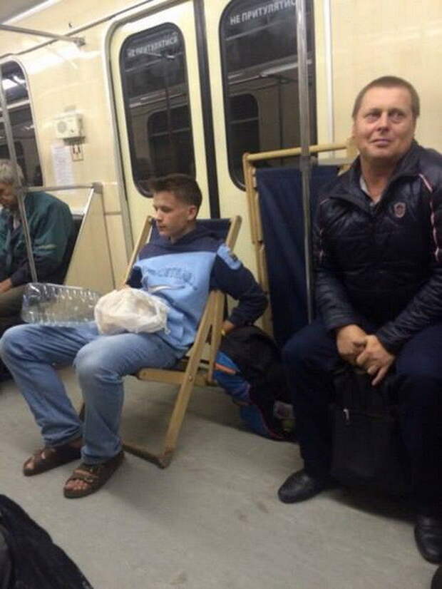 Парень, который не испытывает проблем с сидячими местами в метро невероятное, прикол, теперь ты видел всё, юмор