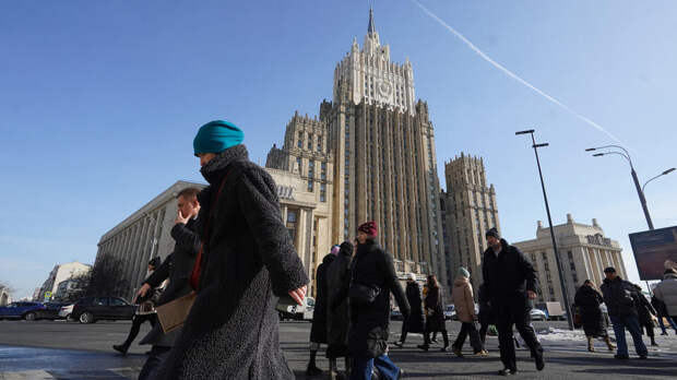 МИД РФ выразил протест послу Финляндии в связи с сожжением российского флага