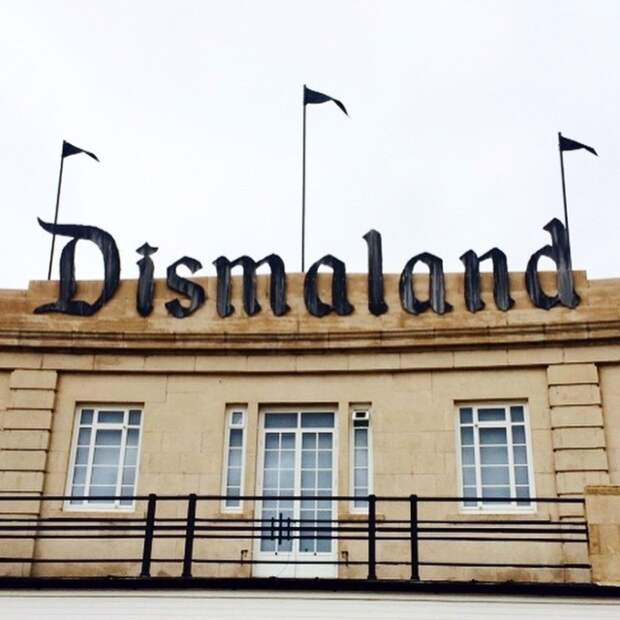 В Великобритании открылся мрачный «Диснейленд» - Dismaland (21 фото)