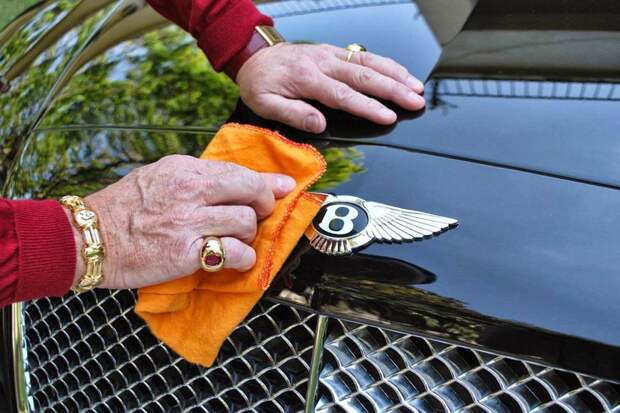 millionaire-sparks-uproar-with-demand-to-be-buried-with-bentley-raise-awareness-organ-donation-2
