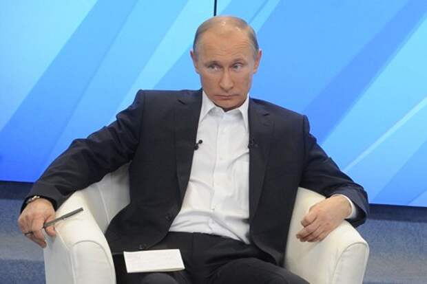 Путин сидит на стуле фото