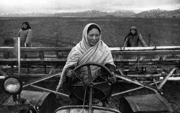 Советская трактористка
