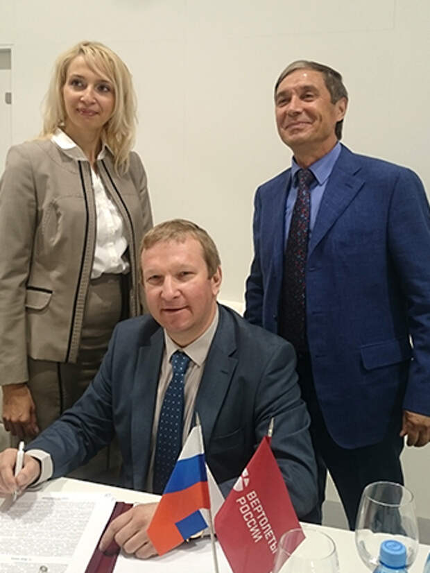 Азат Хаким (справа) заверяет, что  Ансат достойно смотрится в сранении с зарубежными аналогами. В центре - Дмитрий Коновалов, директор компании Тулпар Геликоптерс, которая и будет эксплуатировать Ансаты