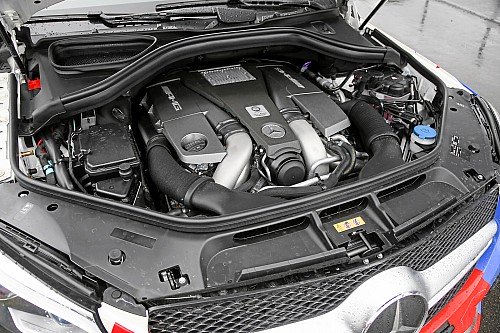 Несмотря на гораздо больший рабочий объем (5,5 л против 4,4 л у BMW), отдача схожая. Мерседесовский двигатель выдает 585 сил и 760 Н·м.