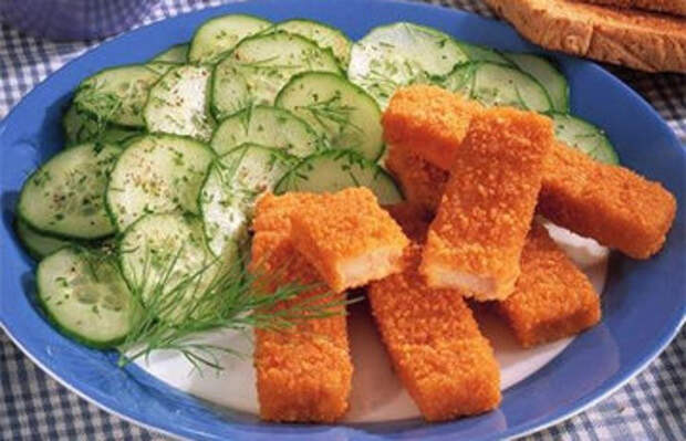 Рыбные палочки и салат из огурцов