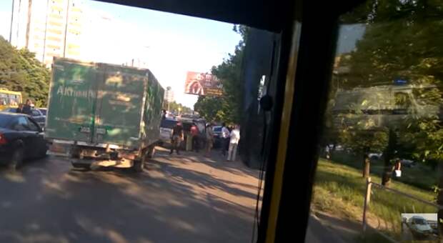 В Симферополе внедорожник сам перевернулся на проезжей части (ВИДЕО)