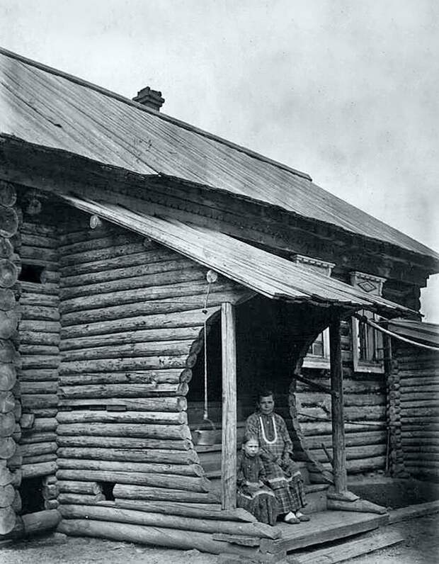 Рубленое крыльцо. Мари (черемисы). Татарстан, Елабужский р-он (Вятская губ.,Елабужский уезд). Не позднее 1909 г.