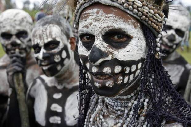 Папуасы Новой Гвинеи из племени скелетов. фото